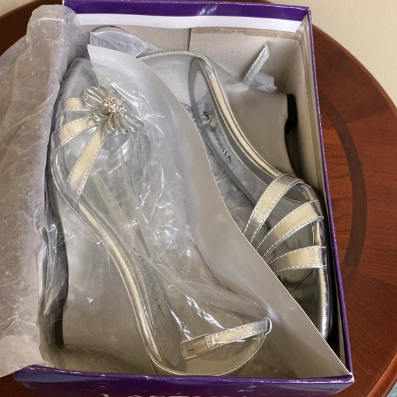 STRAP WEDGE SANDAL WITH FLOWER DETAIL LIKE NEW - Picture 8 of 9